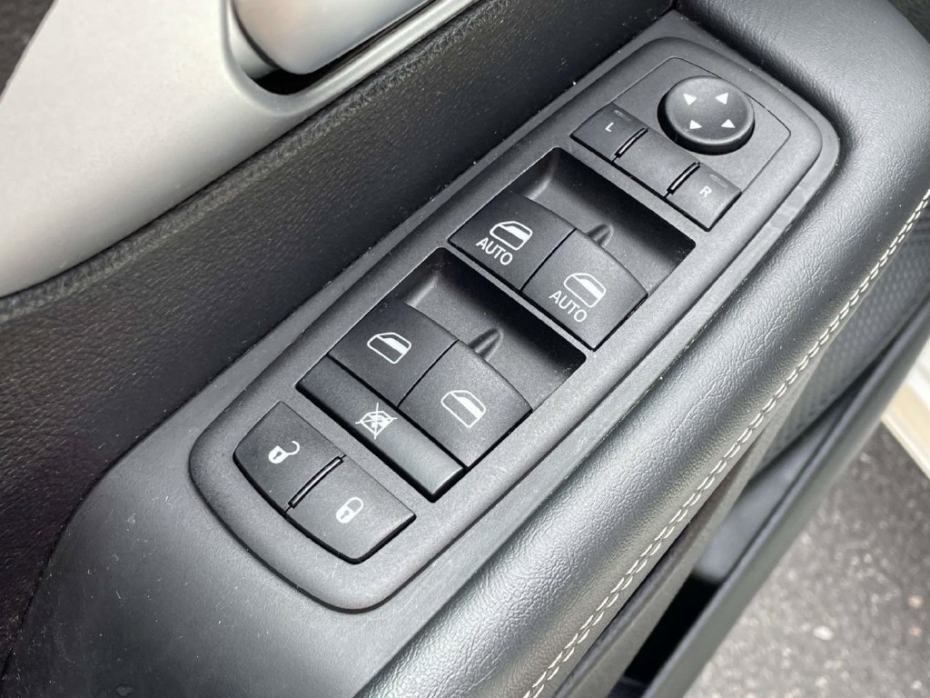 Used 2023 Chrysler Pacifica Touring-L w/ S Appearance Package FWD image 16