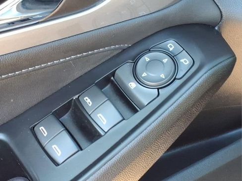 Used 2023 Chevrolet Traverse LT FWD image 14