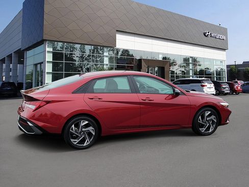 Certified 2025 Hyundai Elantra SEL FWD image 2