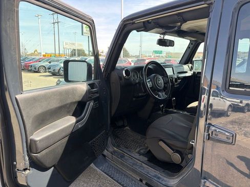 Used 2018 Jeep Wrangler Unlimited Sahara w/ Connectivity Group AWD/4WD image 9