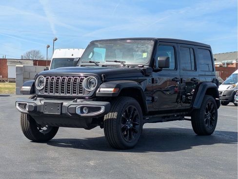 Used 2025 Jeep Wrangler Unlimited Sahara w/ Safety Group AWD/4WD image 3