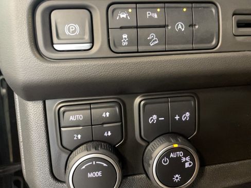 Used 2023 Chevrolet Suburban Premier AWD/4WD image 17