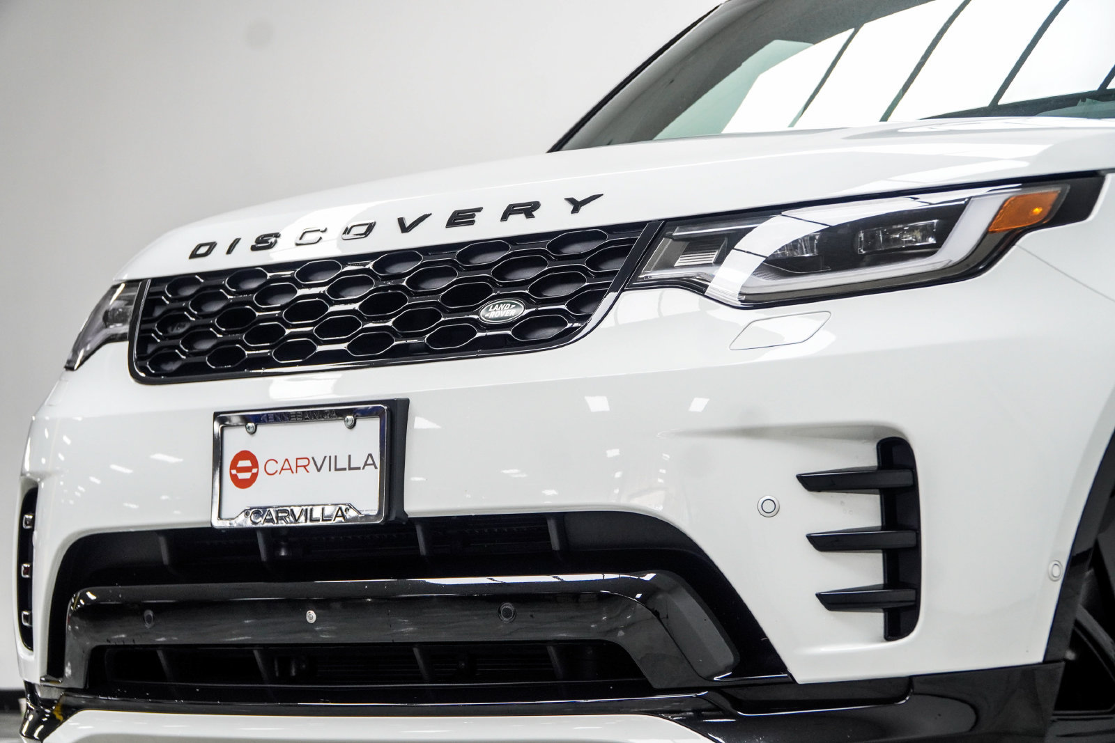 Used 2024 Land Rover Discovery Dynamic SE AWD/4WD image 2