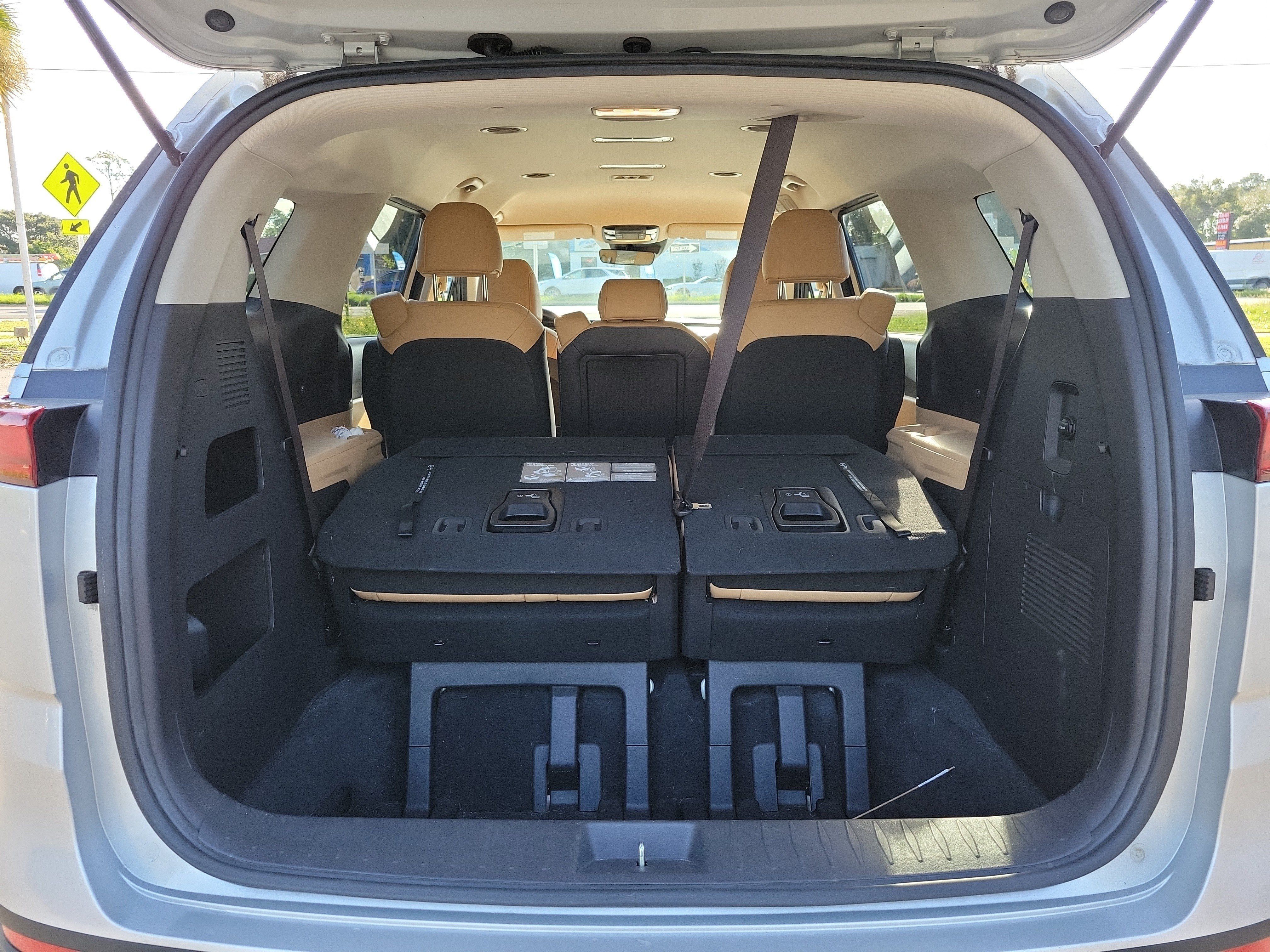 Used 2022 Kia Carnival LX FWD image 14