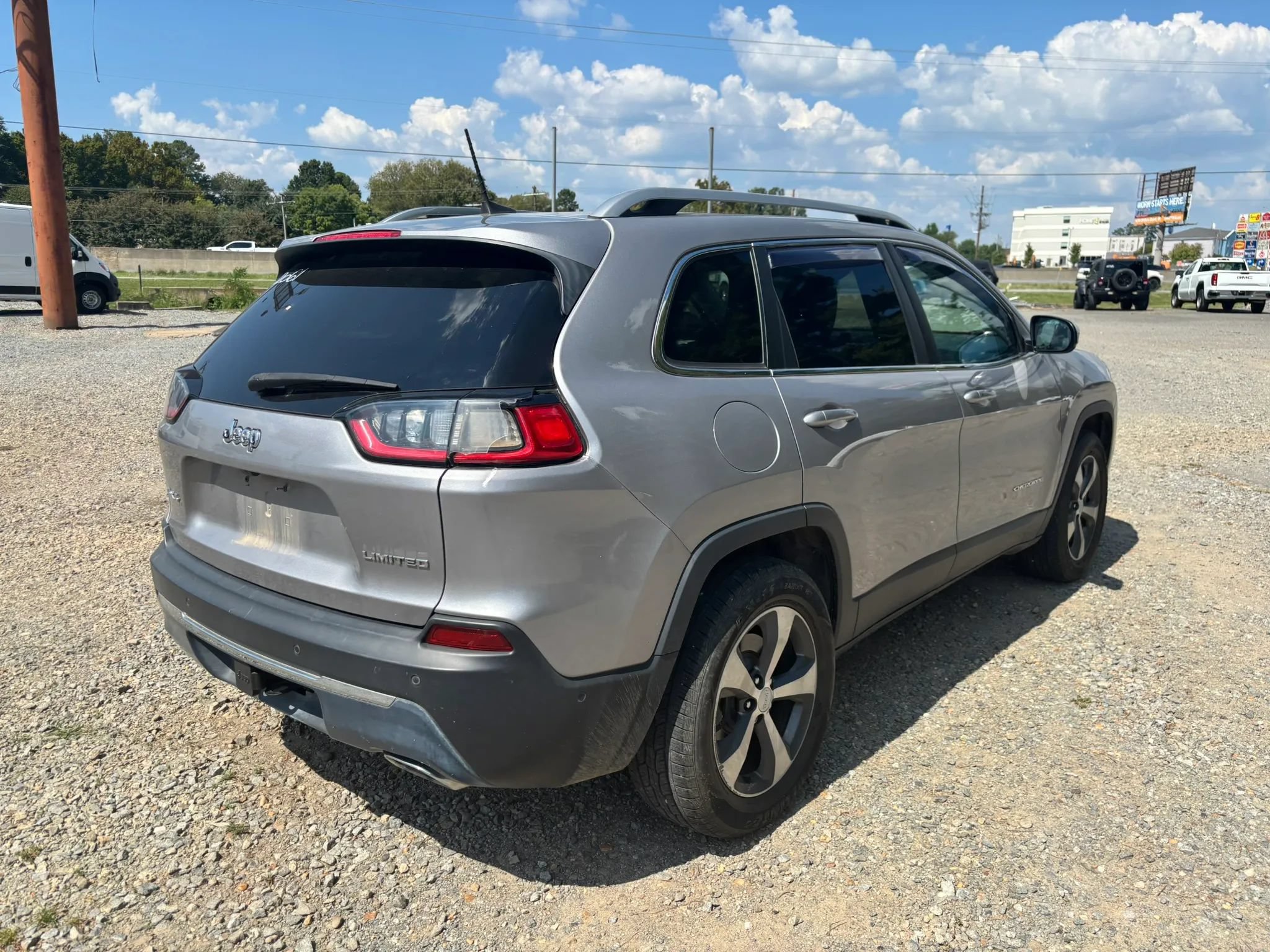 Used 2019 Jeep Cherokee Limited w/ Luxury Group AWD/4WD image 4