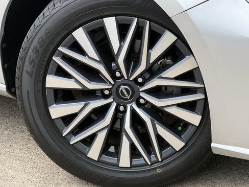 Used 2024 Nissan Altima 2.5 SV FWD image 7