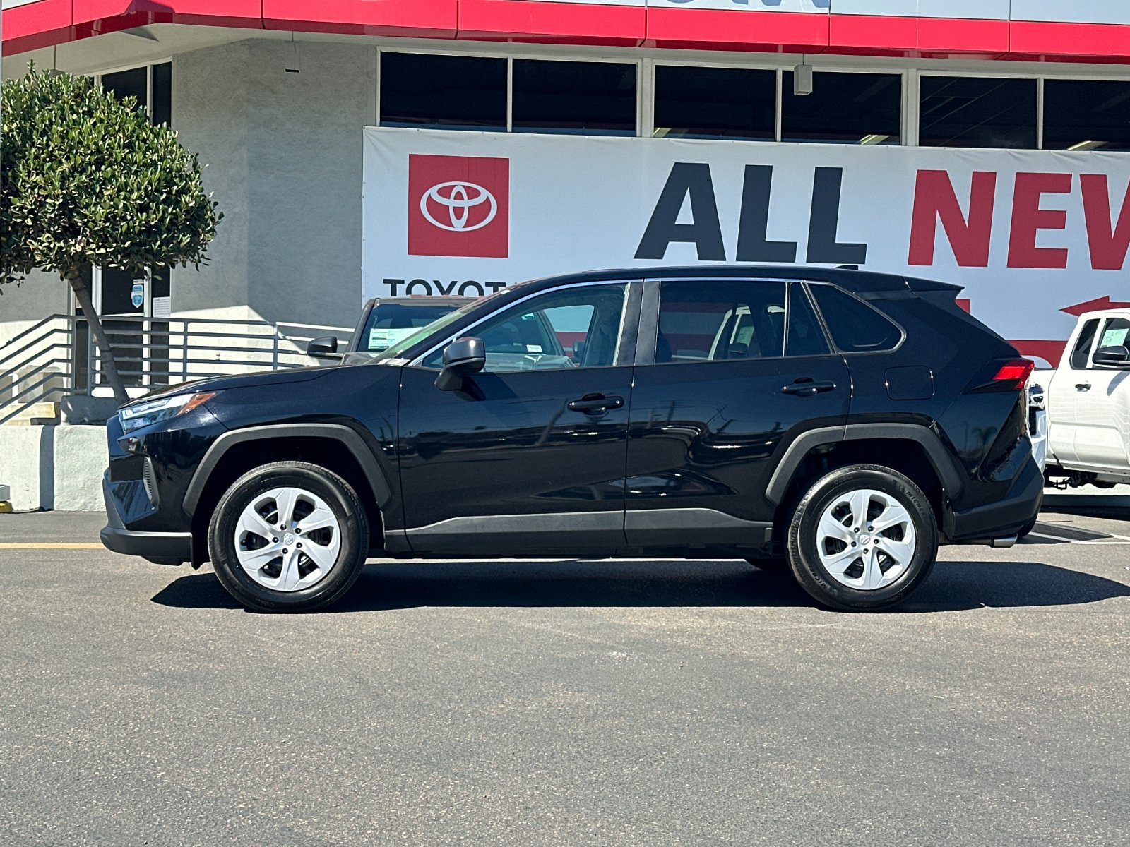 Used 2025 Toyota RAV4 LE AWD/4WD image 2