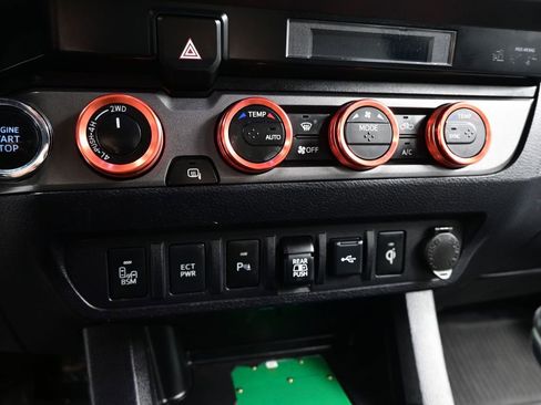 Used 2021 Toyota Tacoma TRD Sport w/ Technology Package AWD/4WD image 17