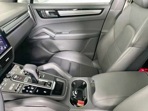 Certified 2023 Porsche Cayenne Platinum Edition image 30