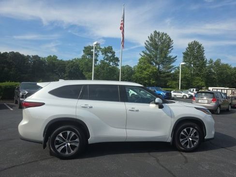 Used 2022 Toyota Highlander XLE AWD/4WD image 9
