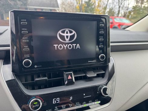 Used 2021 Toyota Corolla LE image 11