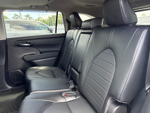 Used 2022 Toyota Highlander XLE FWD image 19