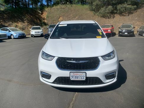 Used 2025 Chrysler Pacifica Select FWD image 2