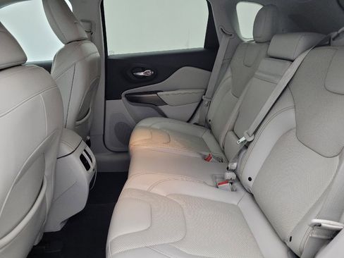 Used 2019 Jeep Cherokee Limited image 18