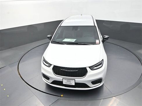 New 2026 Chrysler Pacifica Select image 10