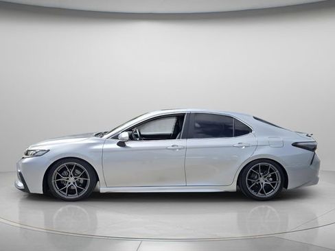 Used 2021 Toyota Camry SE image 3