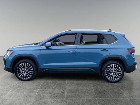 Used 2025 Volkswagen Taos SE image 2