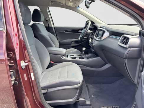Used 2019 Kia Sorento LX w/ LX Convenience Package image 16