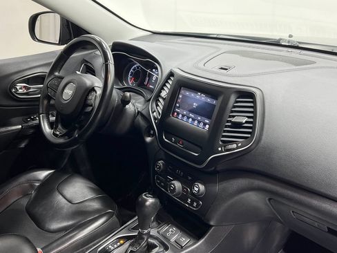 Used 2019 Jeep Cherokee Latitude Plus FWD image 20