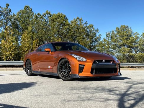 Used 2017 Nissan GT-R Premium image 2