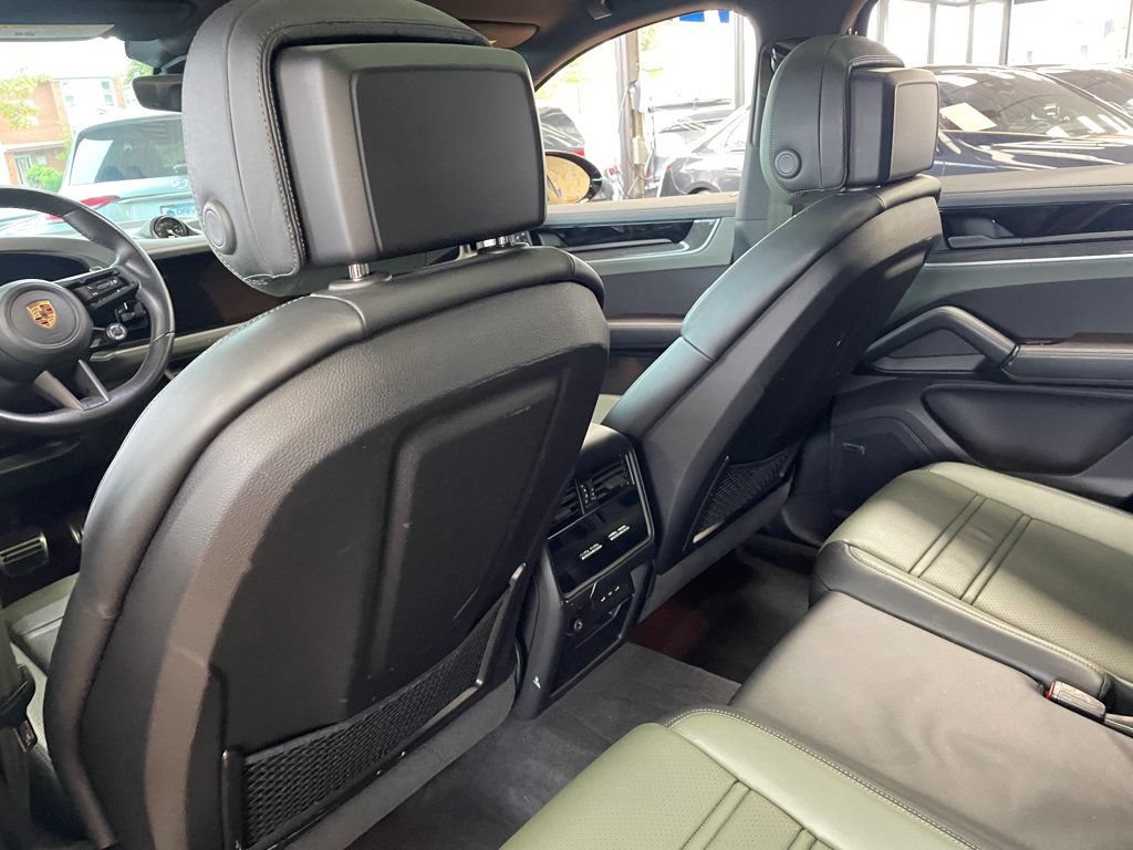 Used 2025 Porsche Cayenne S AWD/4WD image 23
