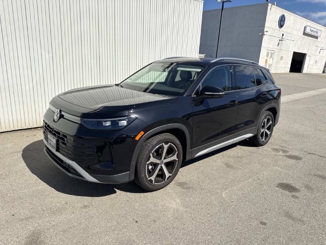 Used 2026 Volkswagen Tiguan SE w/ Panoramic Sunroof Package FWD image 3