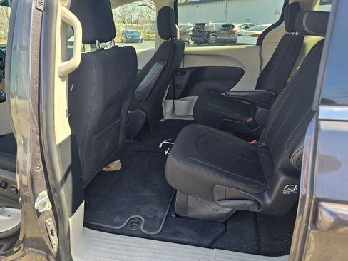 Used 2023 Chrysler Voyager LX image 6