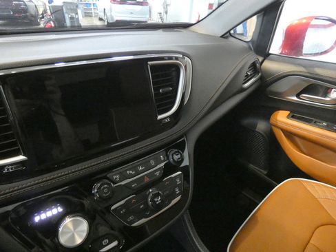 Used 2024 Chrysler Pacifica Pinnacle FWD image 11