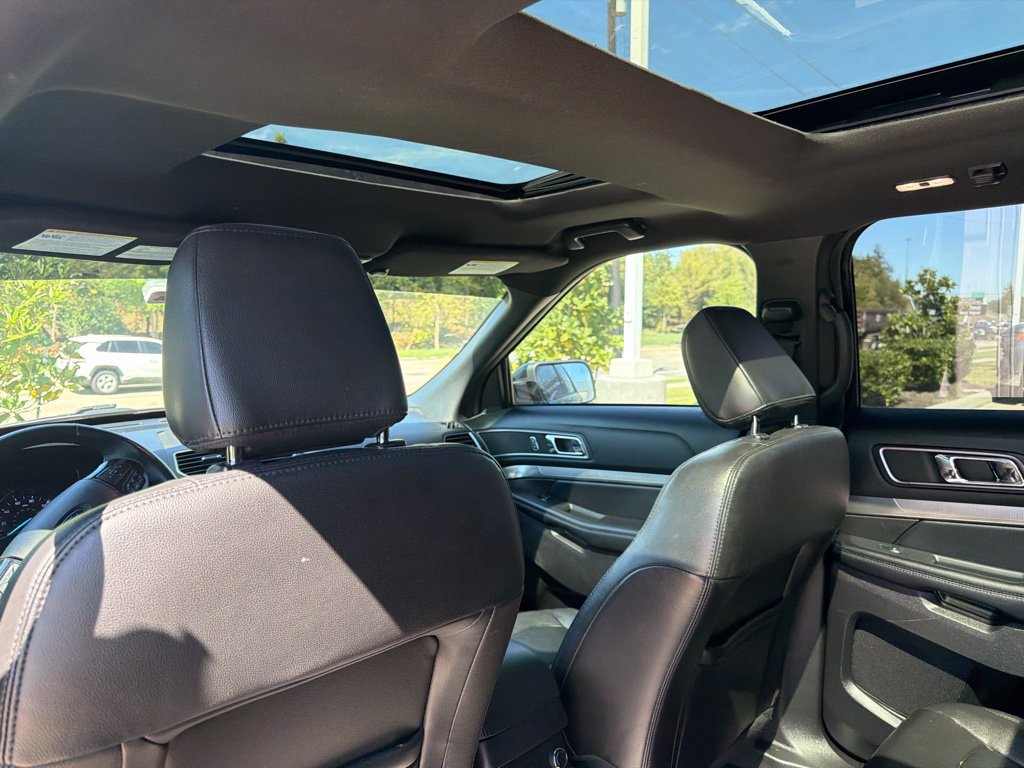 Used 2018 Ford Explorer XLT w/ Equipment Group 202A FWD image 5