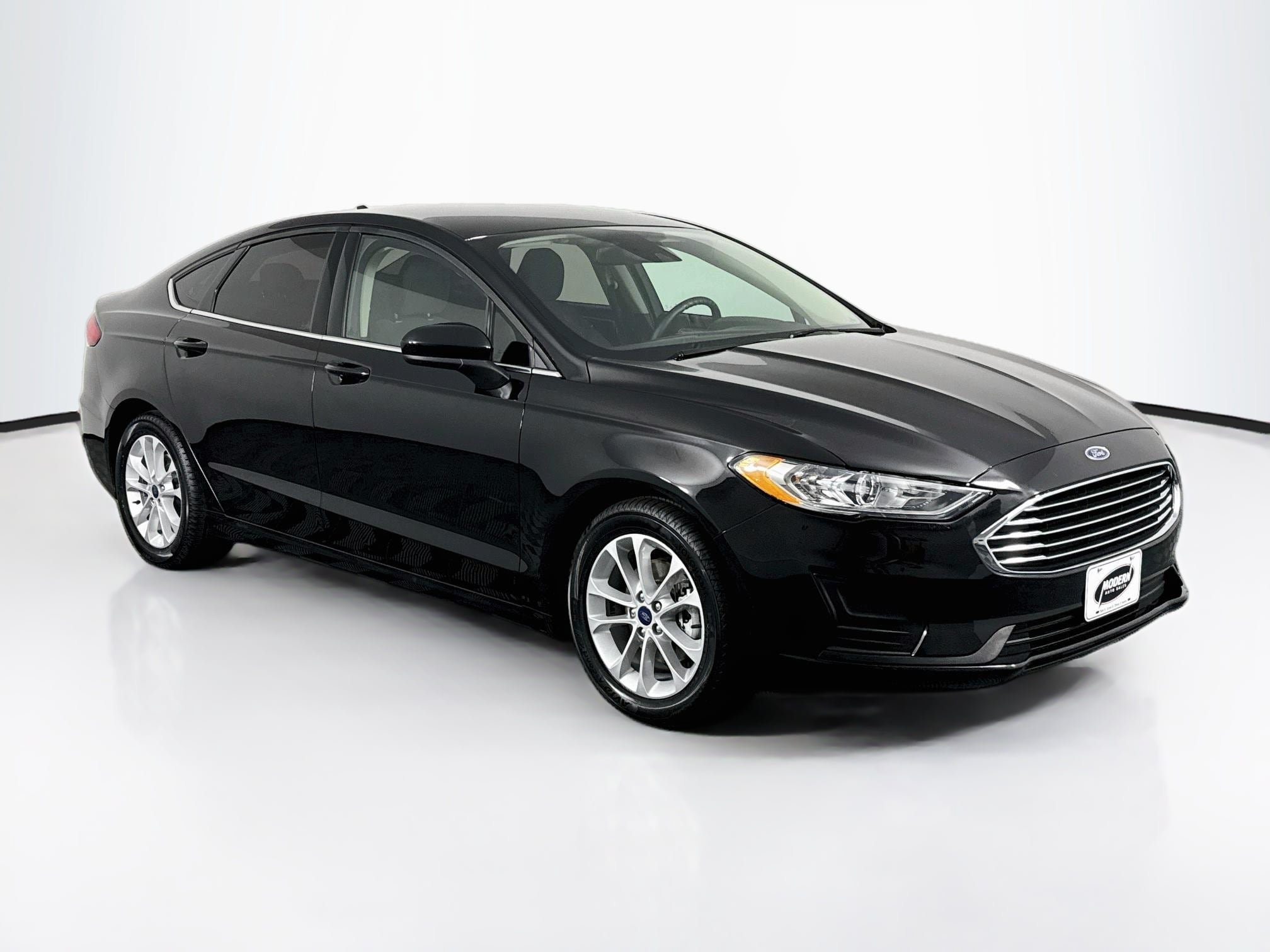 Used 2020 Ford Fusion SE FWD image 2