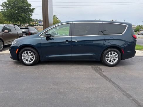Used 2023 Chrysler Pacifica Touring-L FWD image 4