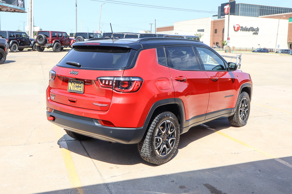 Used 2025 Jeep Compass Trailhawk AWD/4WD image 5