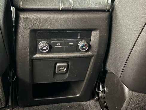 Used 2022 Chevrolet Traverse LT AWD/4WD image 14