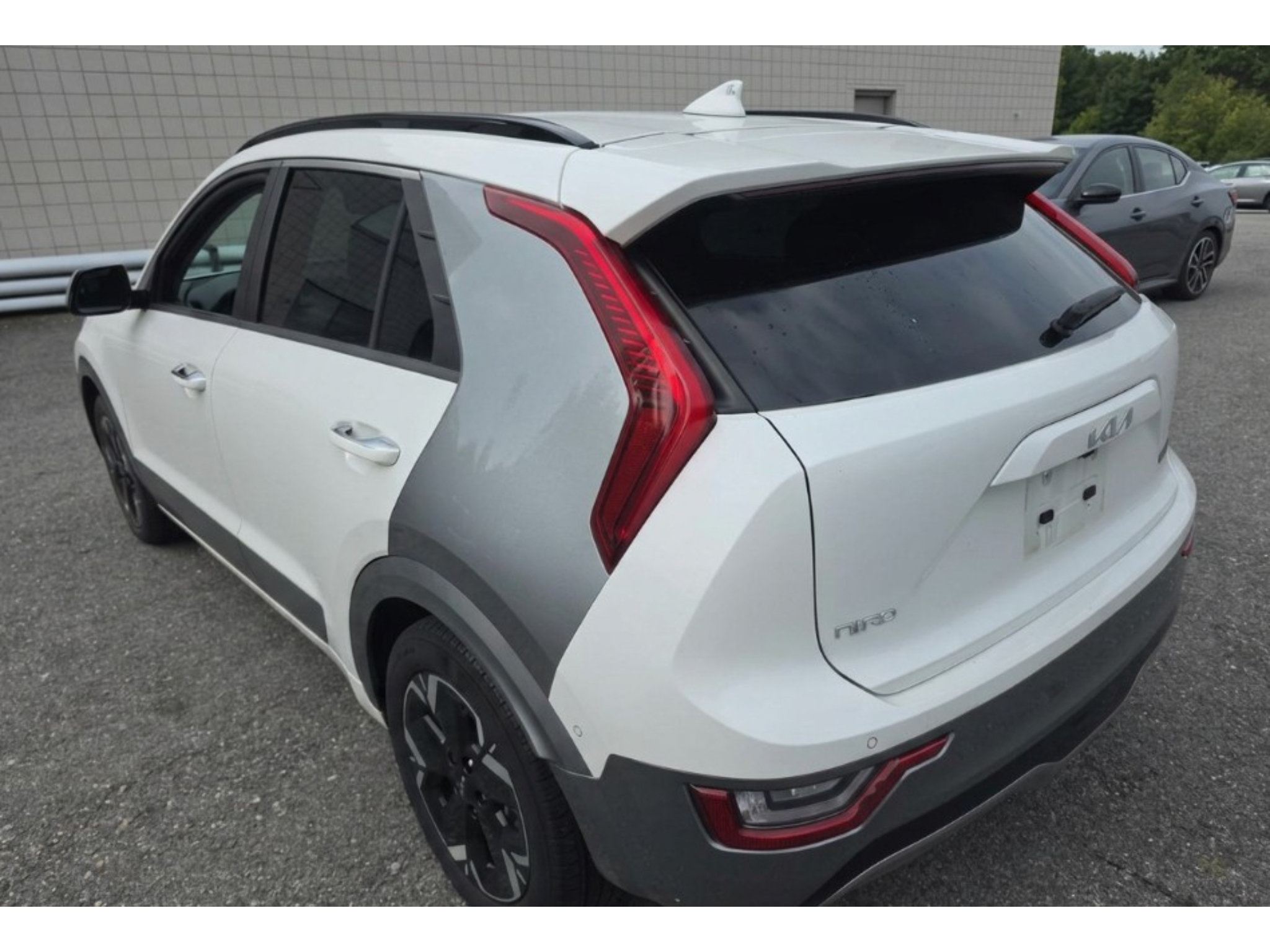 Used 2024 Kia Niro Wave w/ Wave Preserve Package FWD image 2