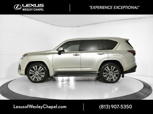 Used 2024 Lexus LX 600 4WD w/ Luxury Package image 10