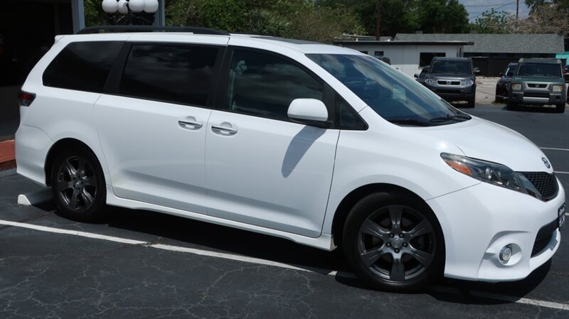 Used 2017 Toyota Sienna SE Premium FWD image 4