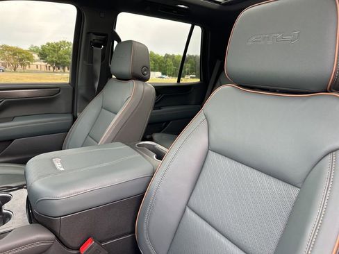 Used 2025 GMC Yukon AT4 w/ AT4 Premium Package AWD/4WD image 10