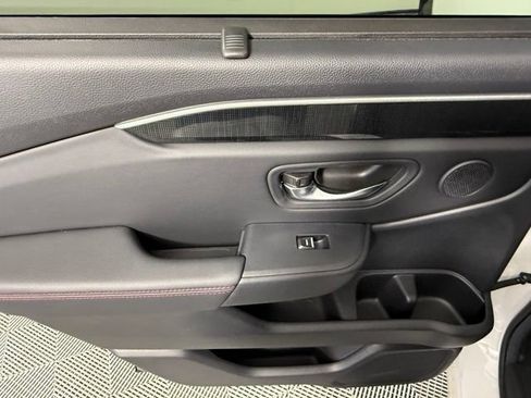 Used 2025 Honda Pilot Black Edition image 37