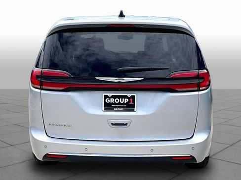 Used 2024 Chrysler Pacifica Touring-L FWD image 5