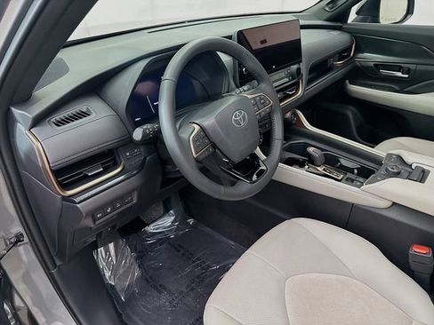 Used 2025 Toyota Grand Highlander image 9