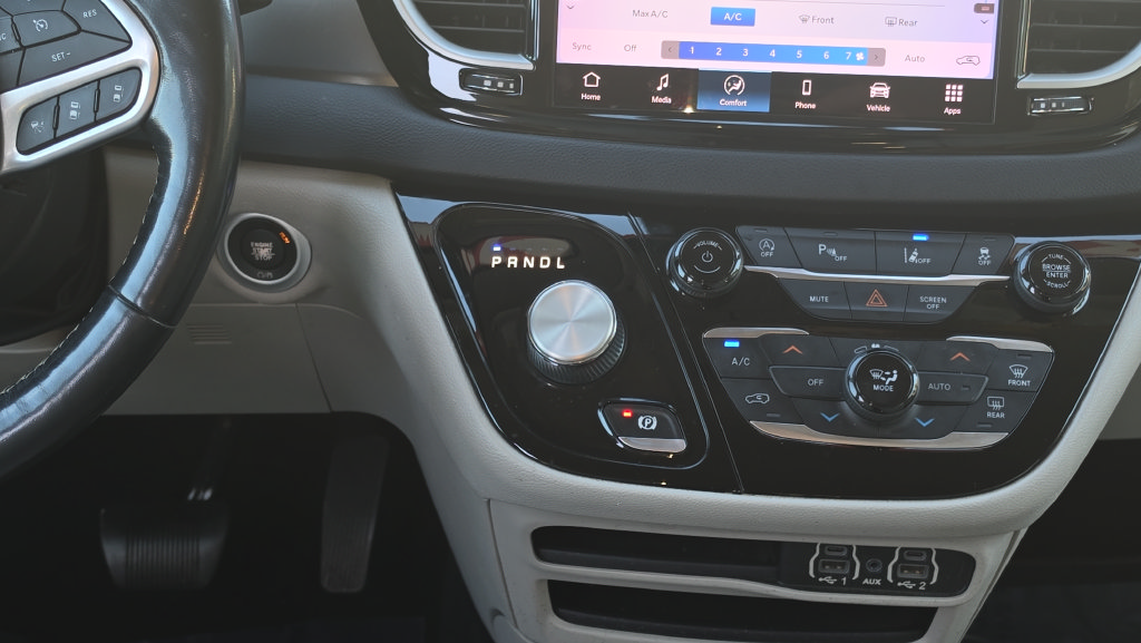 Used 2021 Chrysler Pacifica Touring-L FWD image 14