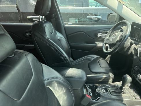 Used 2019 Jeep Cherokee Latitude Plus w/ Cold Weather Group AWD/4WD image 7