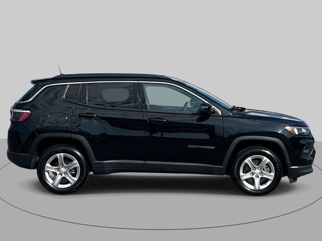 Used 2024 Jeep Compass Latitude AWD/4WD image 3
