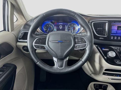 Used 2017 Chrysler Pacifica Touring-L Plus FWD image 11