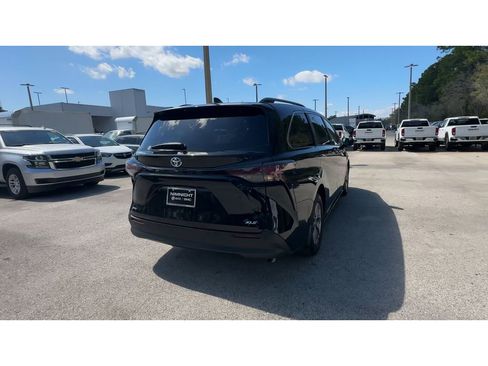 Used 2025 Toyota Sienna XLE image 8
