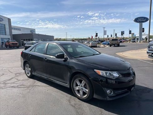 Used 2014 Toyota Camry SE image 2
