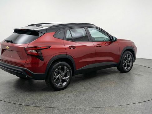 Used 2025 Chevrolet Trax LT w/ LT Convenience Package image 9