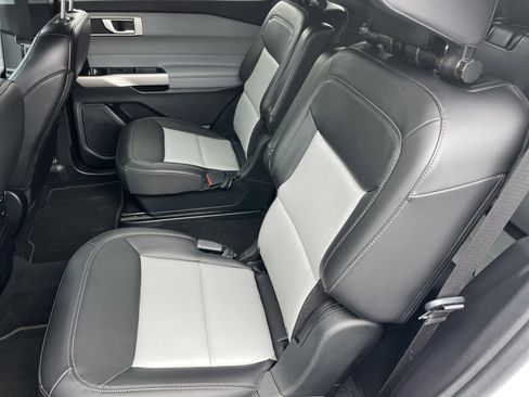 Used 2022 Ford Explorer XLT w/ Equipment Group 202A image 18