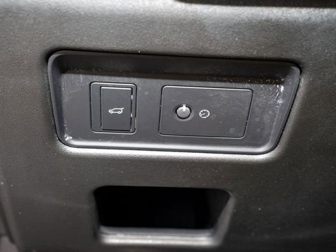 Used 2020 Land Rover Discovery SE image 30