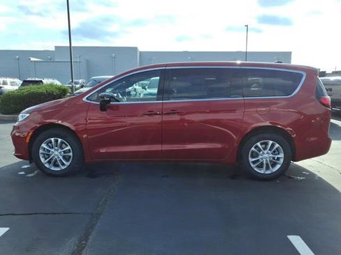 New 2026 Chrysler Pacifica Select image 3